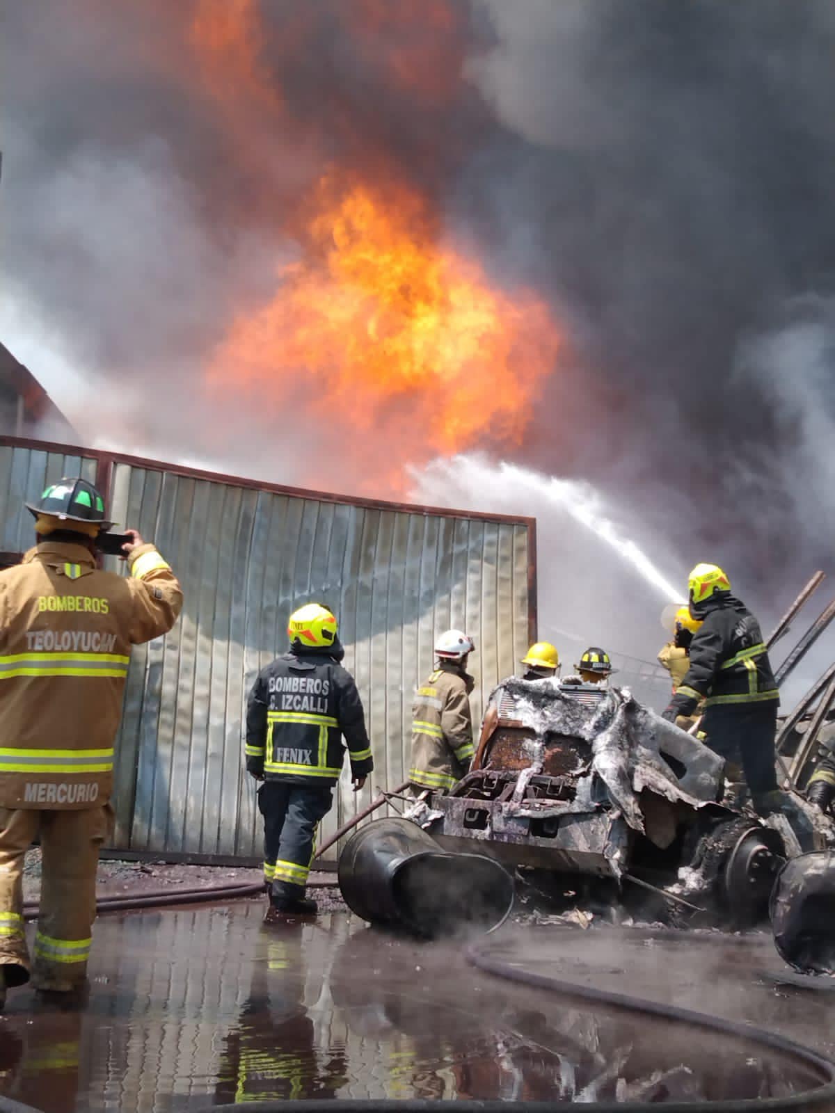 Sofocan incendio en una empresa que almacenaba productos químicos, ubicada en la carretera Animas