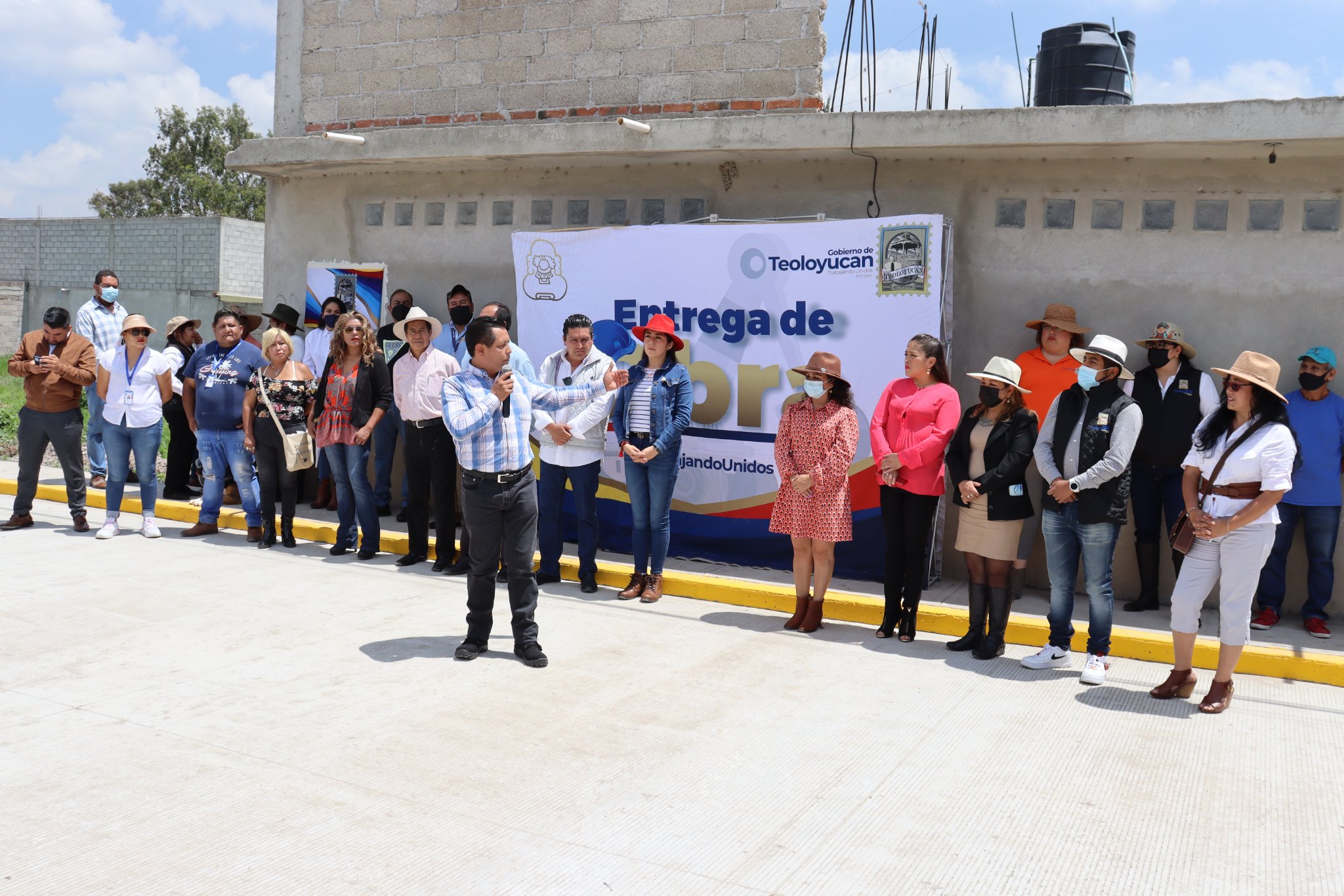 Entrega de Obra: Construcción de pavimentación con concreto hidráulico de la Calle del Puente, Barrio Cuaxoxoca