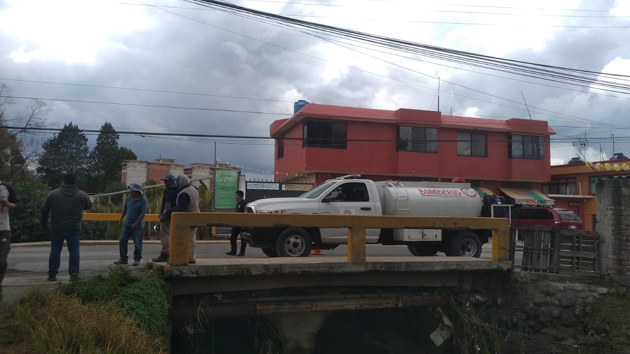 Trabajos de desazolve de drenaje y del río chico en el Barrio de Cuaxoxoca