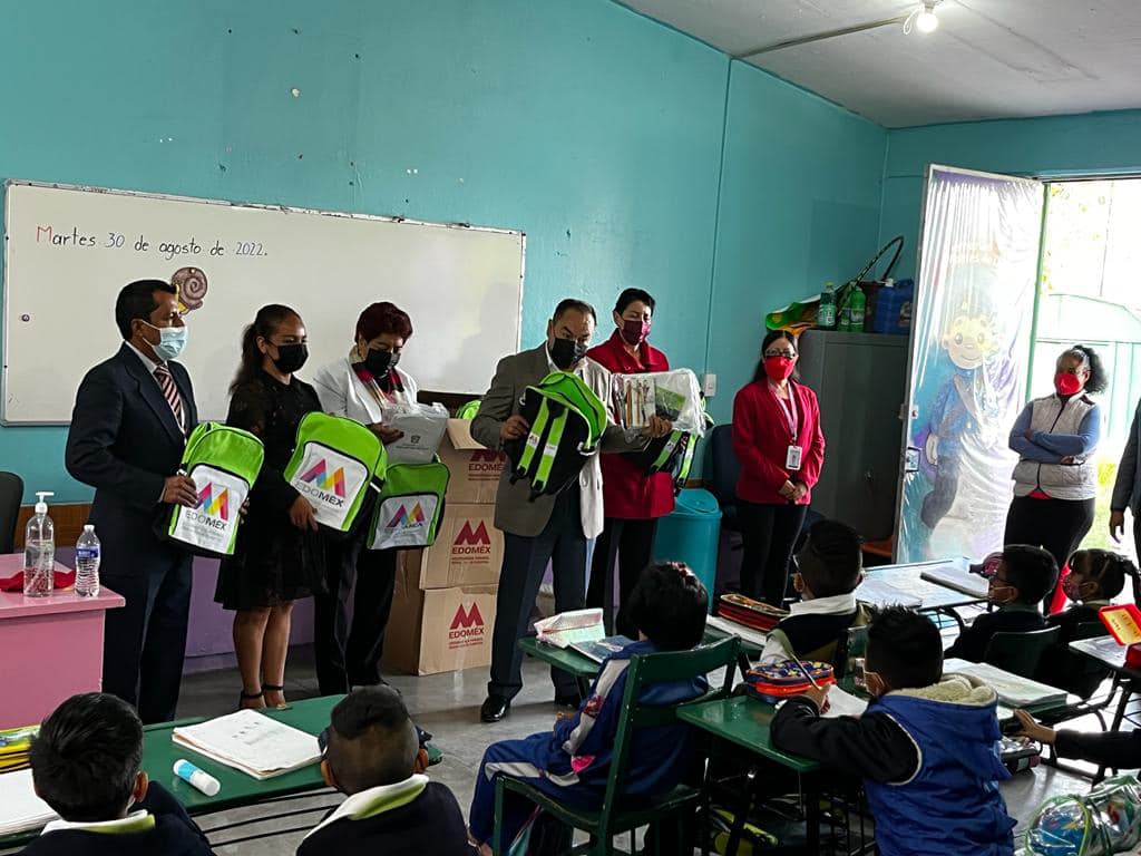 Entrega de útiles escolares a los alumnos de la Escuela Primaria Niños Héroes de Chapultepec