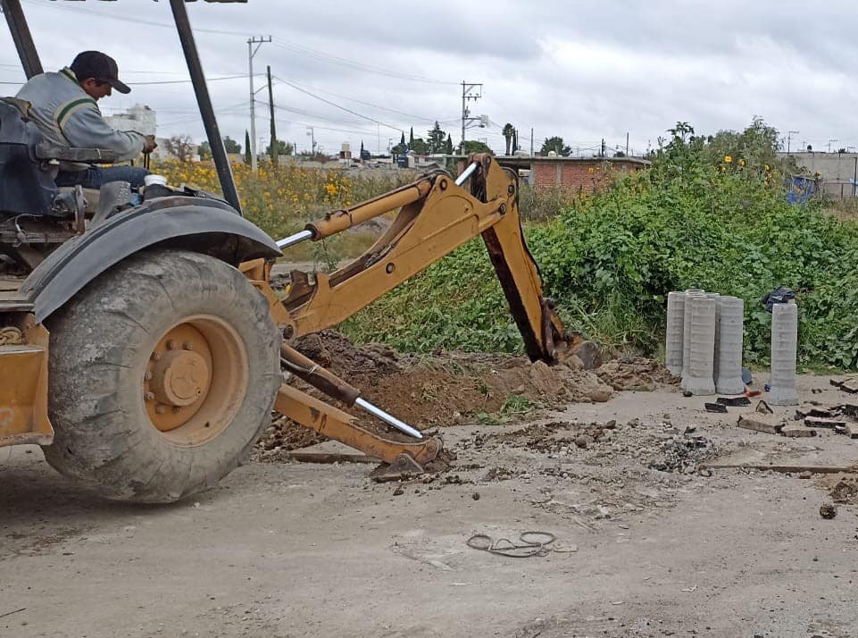 Se realizan trabajos de descargas de drenaje y conexiones de agua en calle Encino
