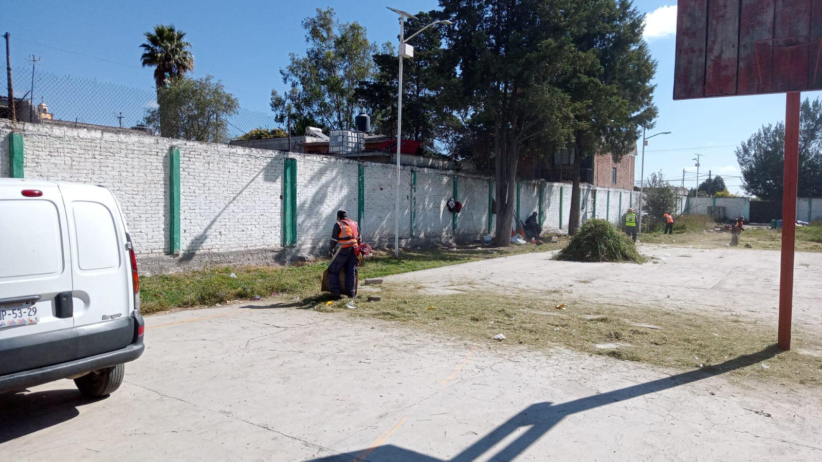 Trabajos de mantenimiento de áreas verdes en la Escuela Secundaria Benito Juárez