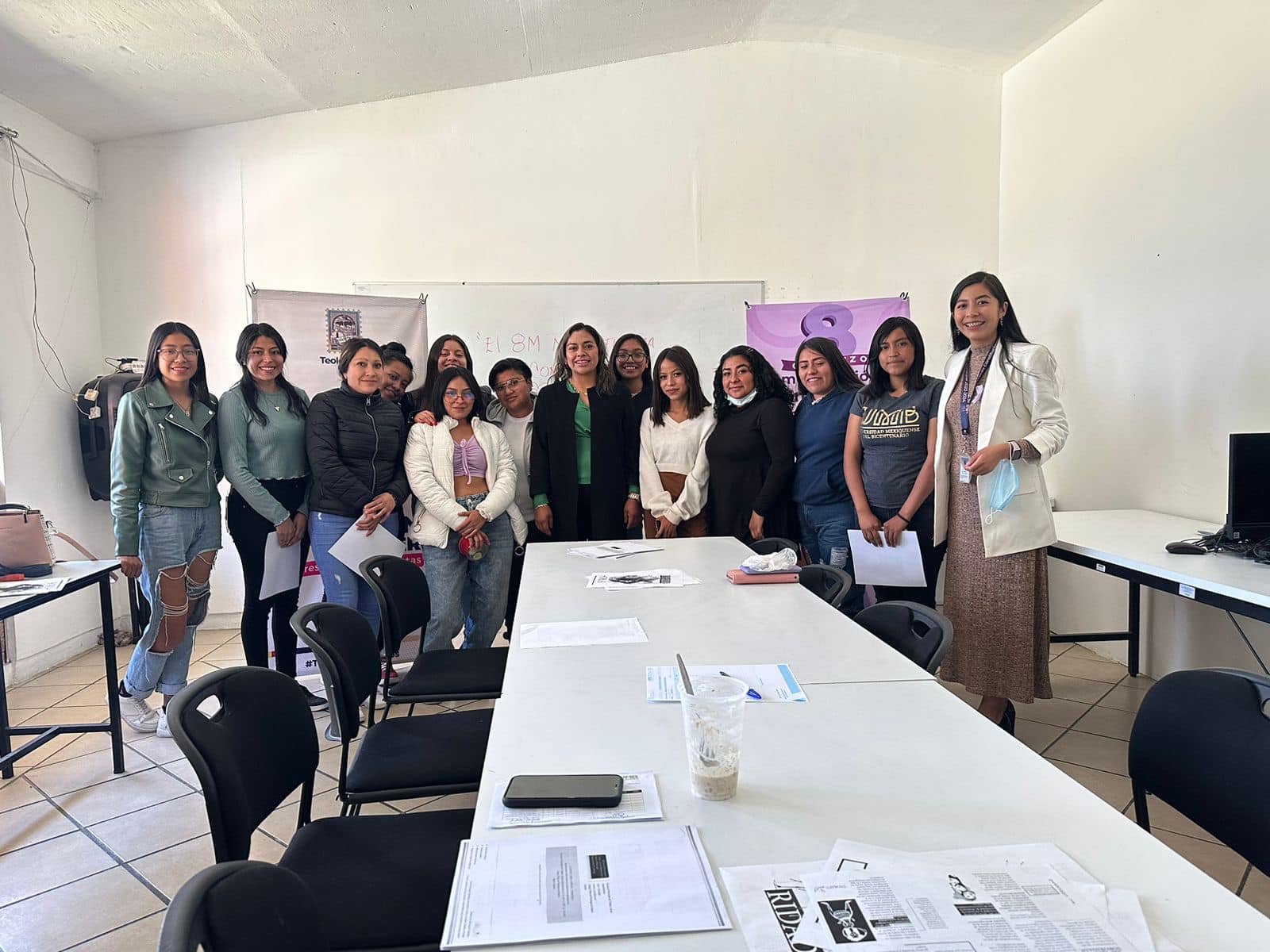 Círculo de lectura con alumnas de la Universidad Mexiquense del Bicentenario