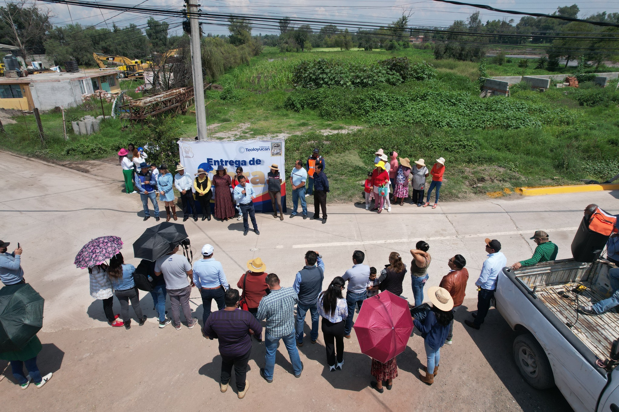 Entrega de Obra de pavimentación con concreto hidráulico en de la calle Pino