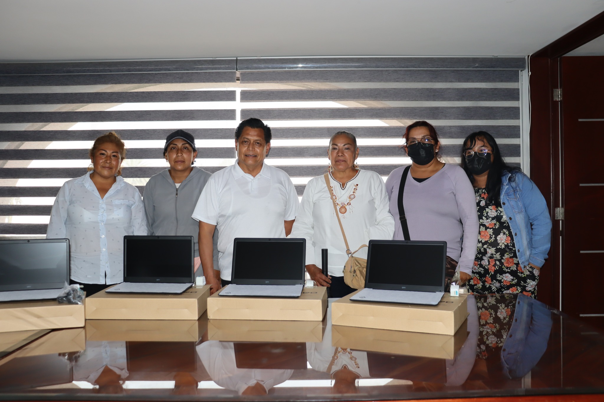 Entrega de laptops a través de la Cuarta Regiduría