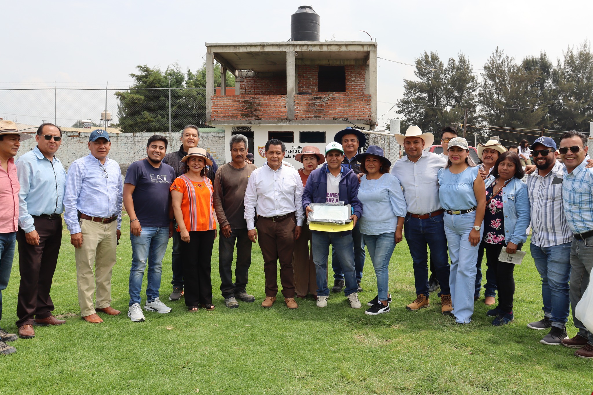 Entrega de Reflectores LED en el Campo de Fútbol de Bo. Santa María Caliacac.