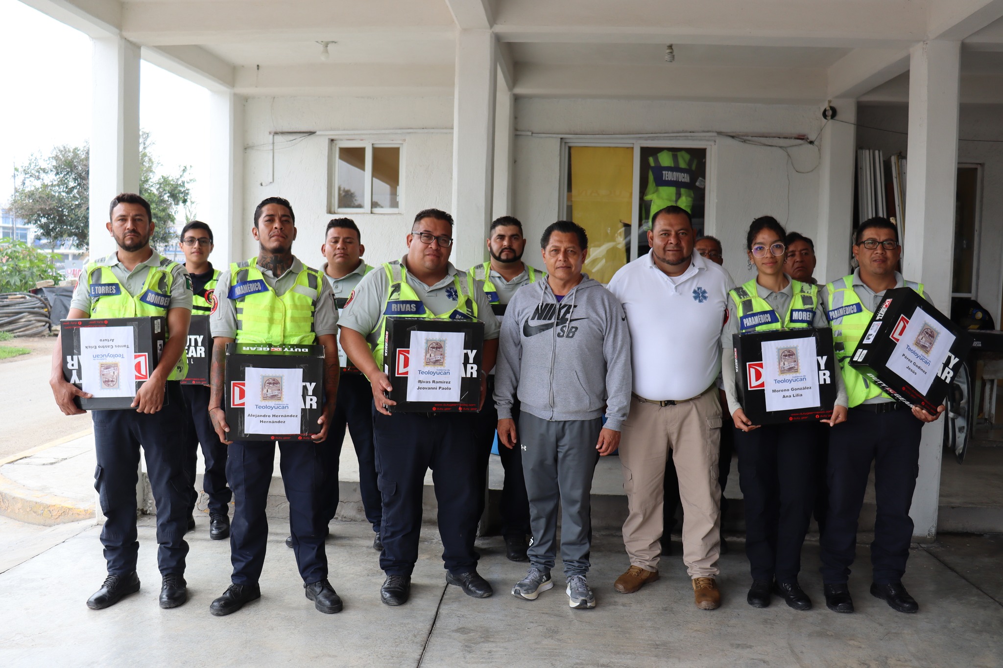 Entrega de botas de seguridad a Protección Civil y Bomberos.